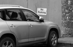 Un stationnement gênant ou un stationnement dangereux constituent un stationnement interdit. Sachez identifier les endroits concernés pour éviter tout risque !