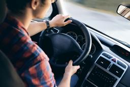 Découvrez quelles sont les règles du code de la route concernant l’acuité visuelle minimale pour conduire une voiture et les dispositions mises en place.