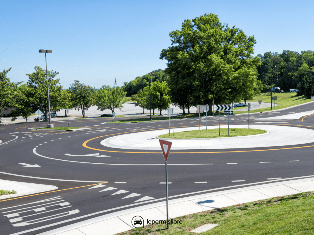 Un carrefour giratoire