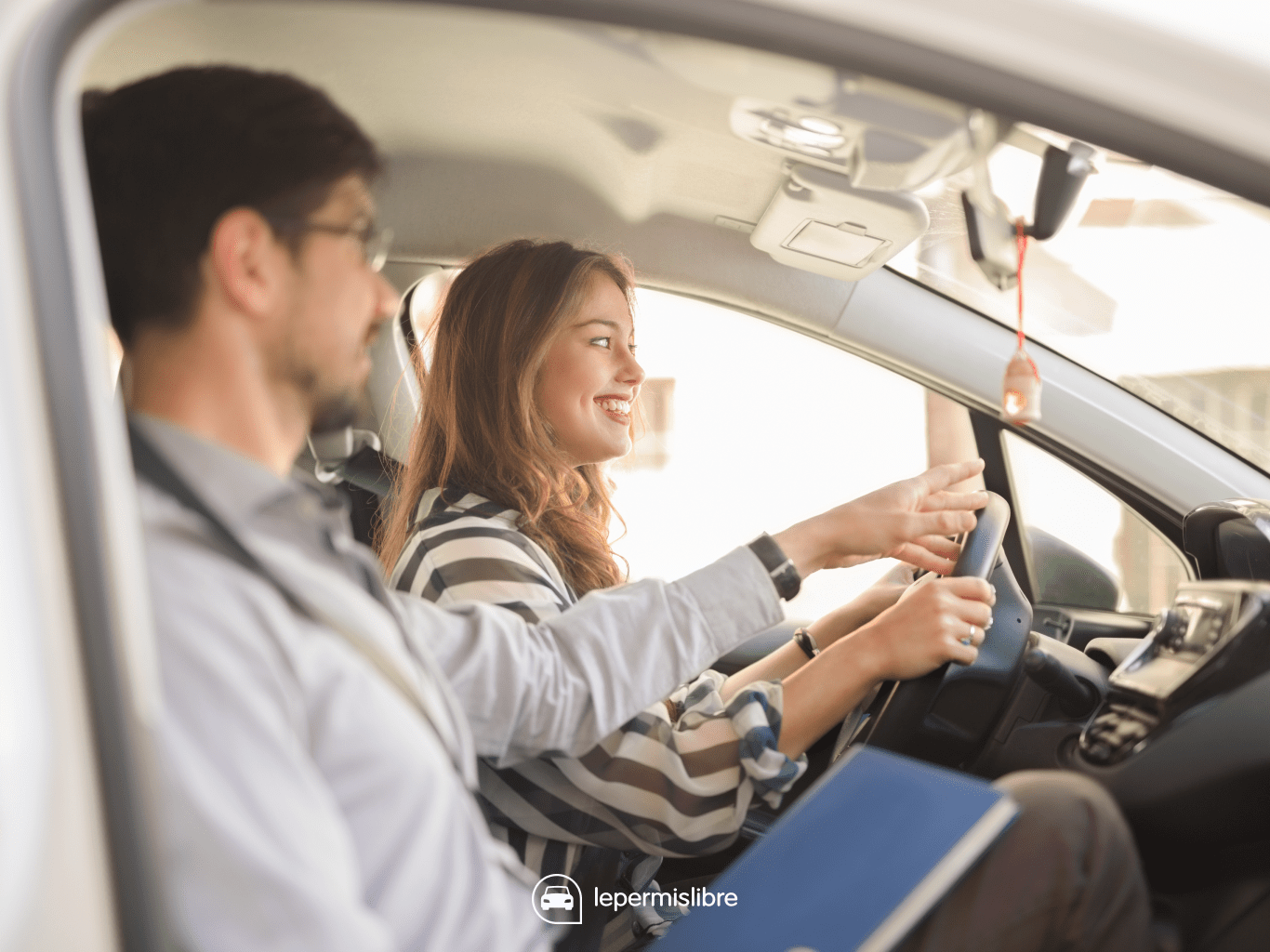 Image d'accueil de l'article Conduire avec différents moniteurs : les avantages pour passer votre permis