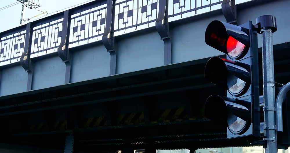 Image d'accueil de l'article Les feux de signalisation : que signifient les feux signalétiques ?