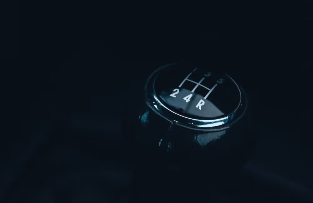 Comment changer de vitesse en voiture et comment rétrograder ?