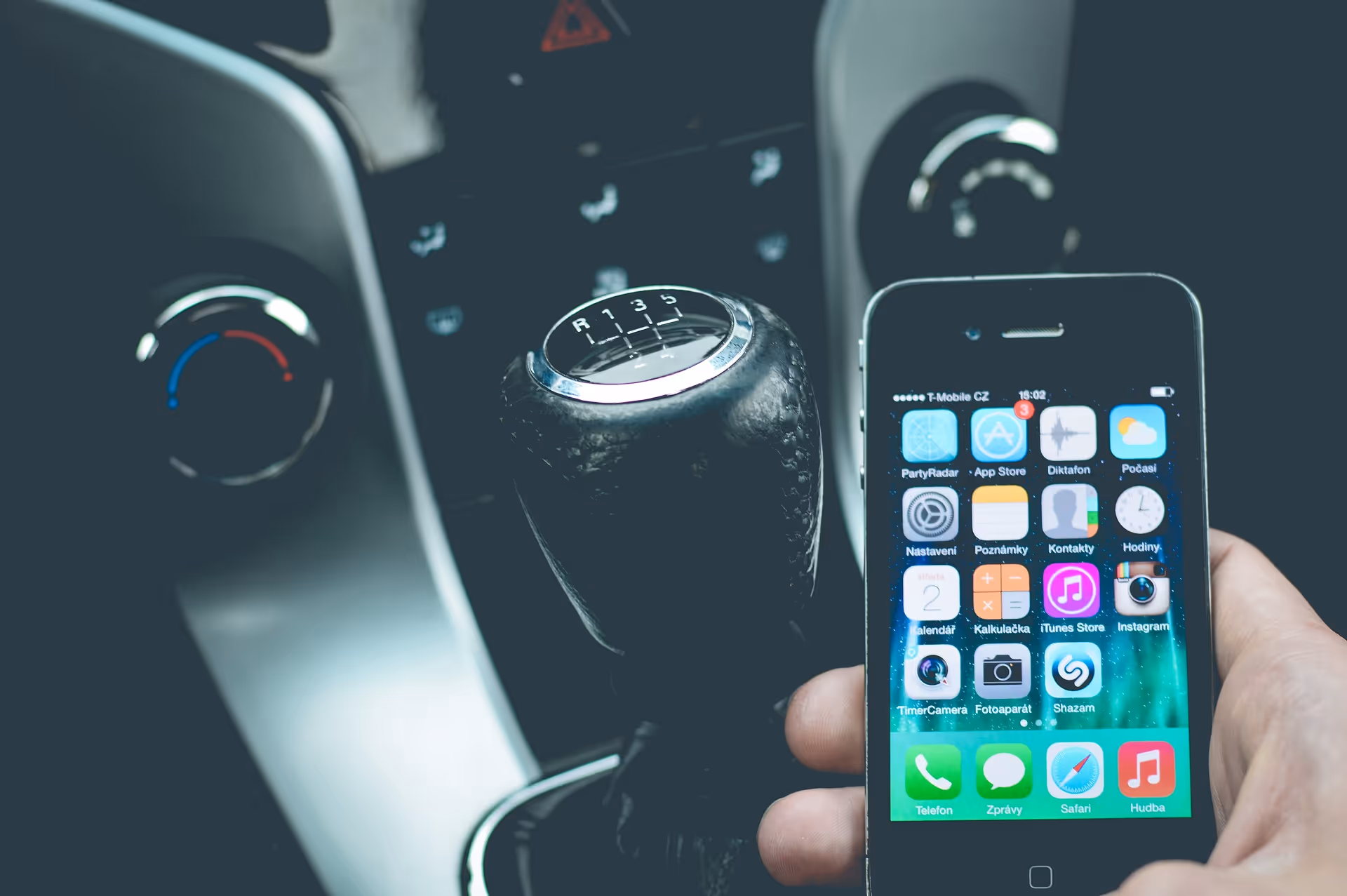Téléphone au volant 📱 : amendes, sanctions et dangers