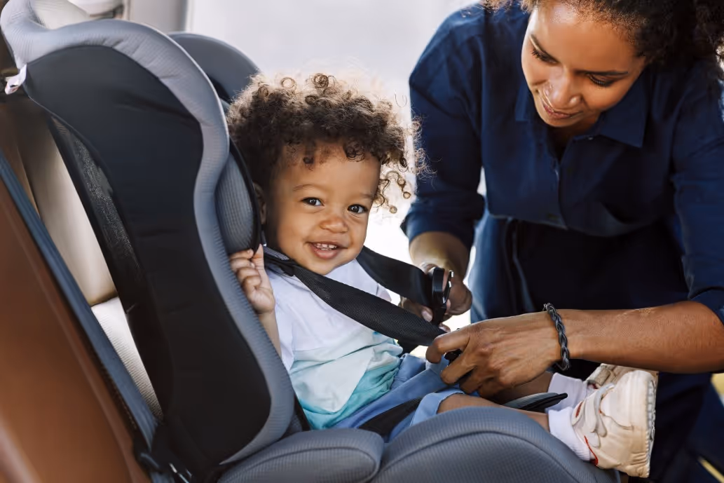 enfant dans un siège auto voiture