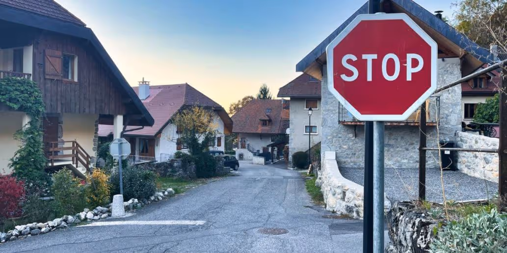 Panneau stop à Menthon-Saint-Bernard
