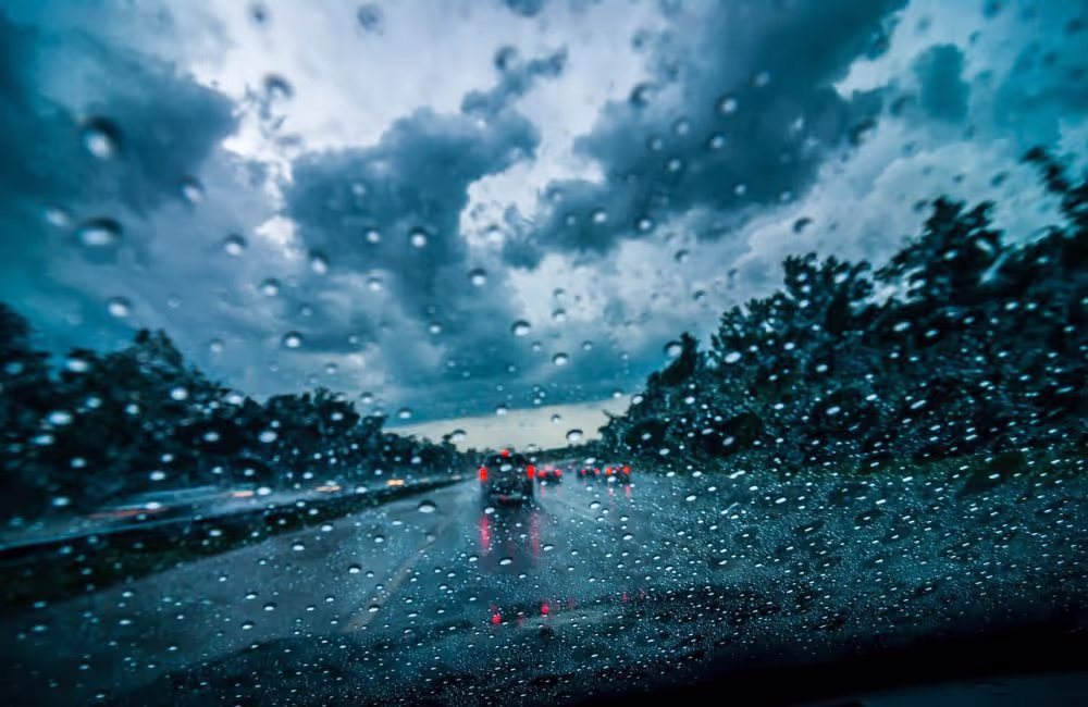 Conduire sous la pluie : quels feux en cas de pluie ?