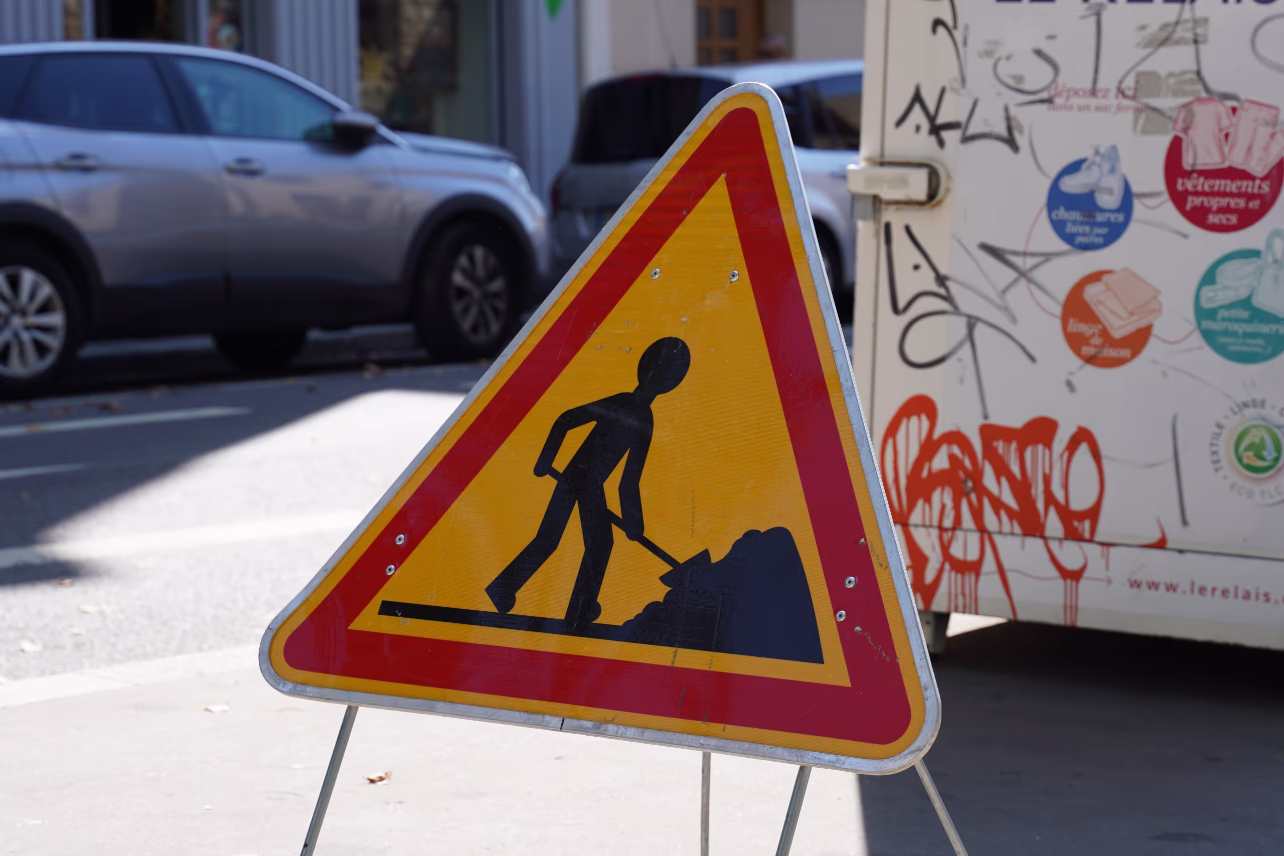 Panneau temporaire : signification d’un panneau de signalisation jaune
