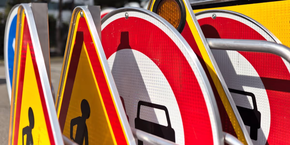Signalisation verticale vs. signalisation horizontale : explications
