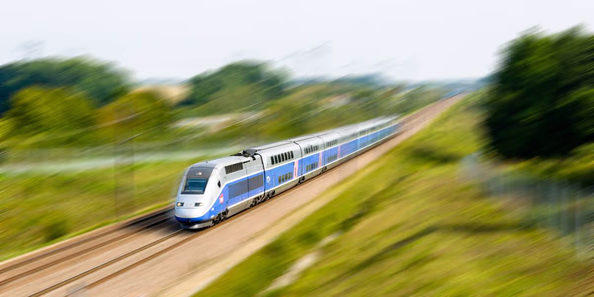 Train circulant à gauche