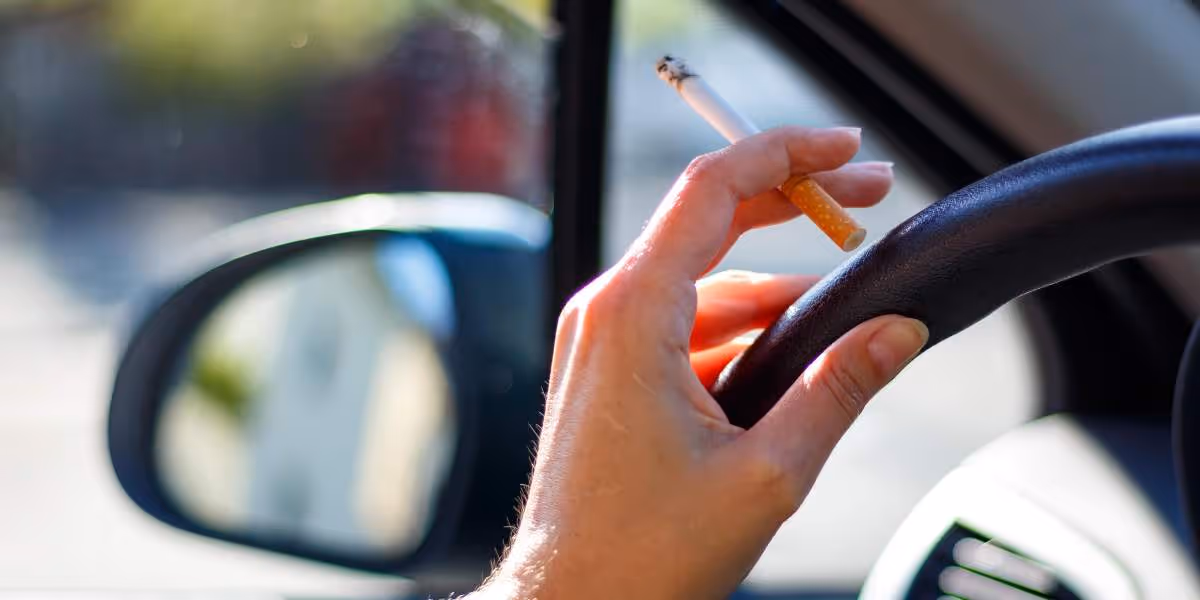 Fumer au volant : quels sont les risques et les conséquences ?