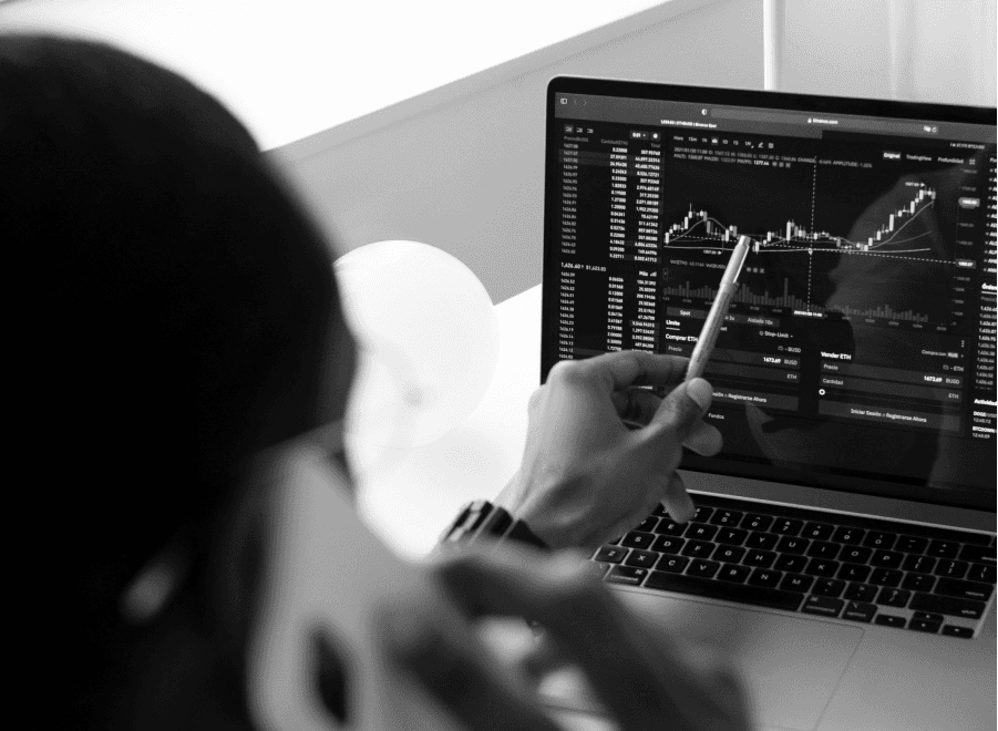 Personne consultant les chiffres clés de l'entreprise