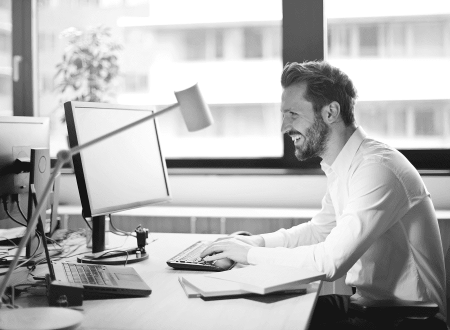 Homme devant son ordinateur de travail, en train de contacter lePERMISLIBRE