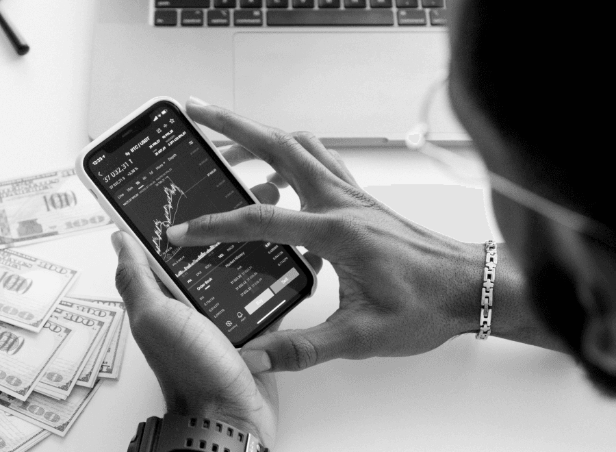 Personne consultant des données boursières de l'entreprise sur son smartphone
