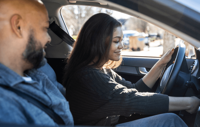Élève au volant d'une voiture passant son permis en accéléré