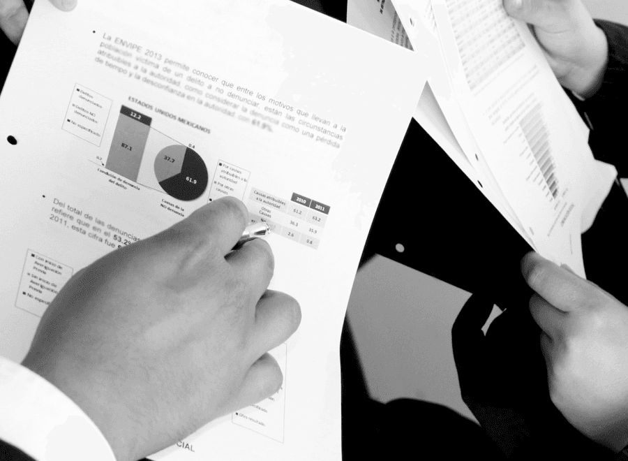 Personne consultant la répartition du capital de l'entreprise