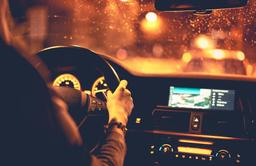 Conduire la nuit peut sembler plus sûr en raison du trafic peu dense mais la moitié des accidents mortels surviennent de nuit. Comment conduire la nuit ?