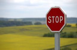 Découvrez la réglementation du code de la route en présence du panneau stop : quel comportement adopter sur la route, et quelles sont les sanctions en cas de non-respect.