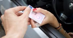 Permis réussi, volé, perdu, suspendu etc&#8230; comment récupérer son permis de conduire ? Suivez le guide pour recevoir votre précieux titre de conduite !