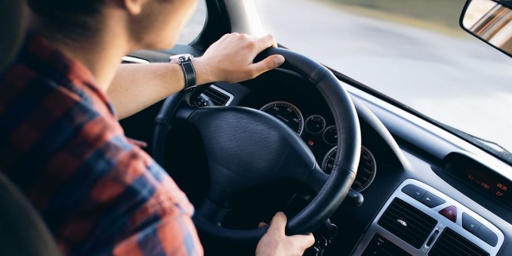 Conducteur en voiture