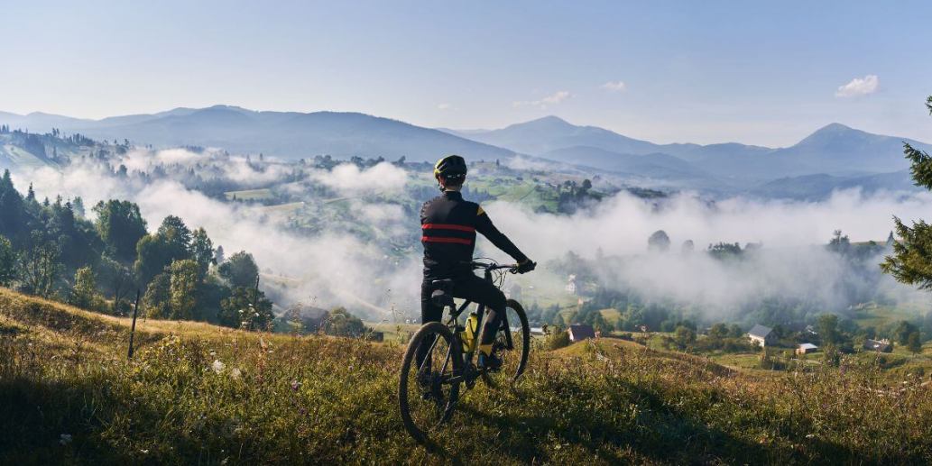 Homme en balade VTT
