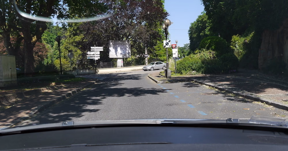 marquage au sol de parking de couleur bleu, indiquant un stationnement autorisé mais limité dans le temps