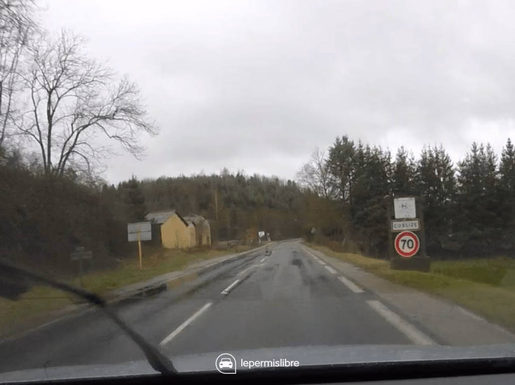 Panneau d'entrée d'une agglomération avec limitation 70km/h