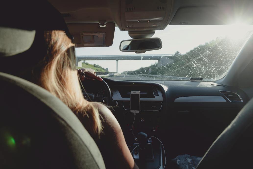 une personne qui conduit