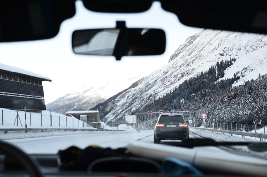 véhicule circulant en montagne