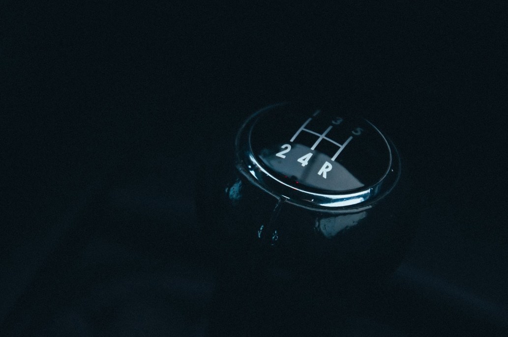 Comment changer de vitesse en voiture, utilisation de la boîte de vitesses d'une voiture.