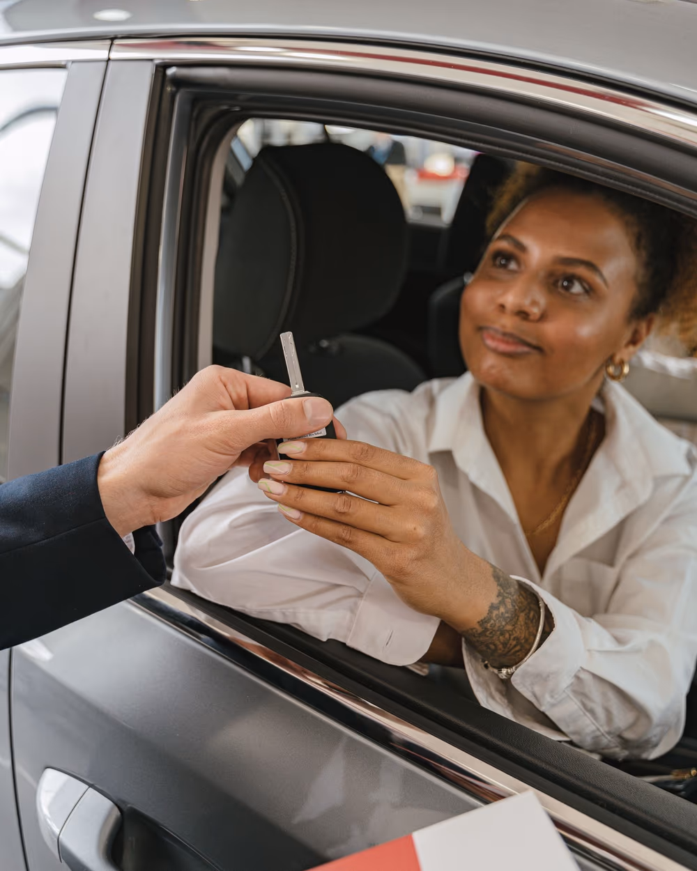 Une jeune conductrice reçoit les clés de sa voiture, un cadeau qui ouvre la liberté de conduire