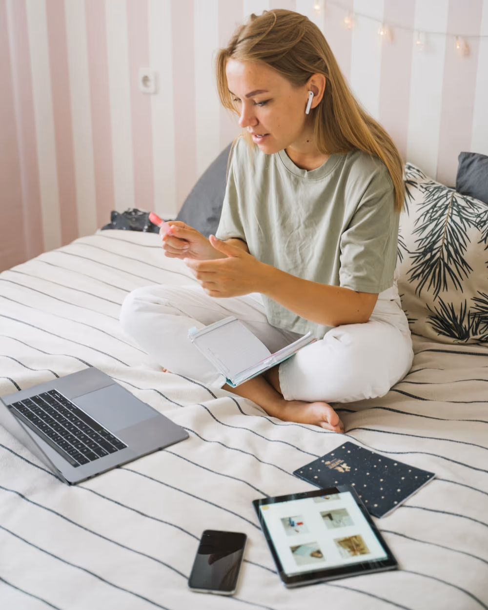 Une élève révise le code de la route de façon intensive chez elle