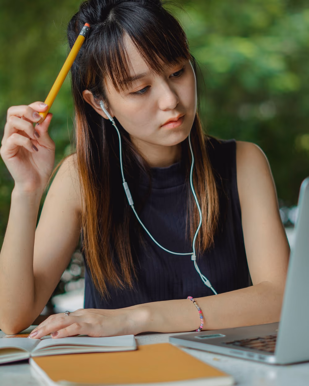 Une élève révise le code de la route sur son ordinateur