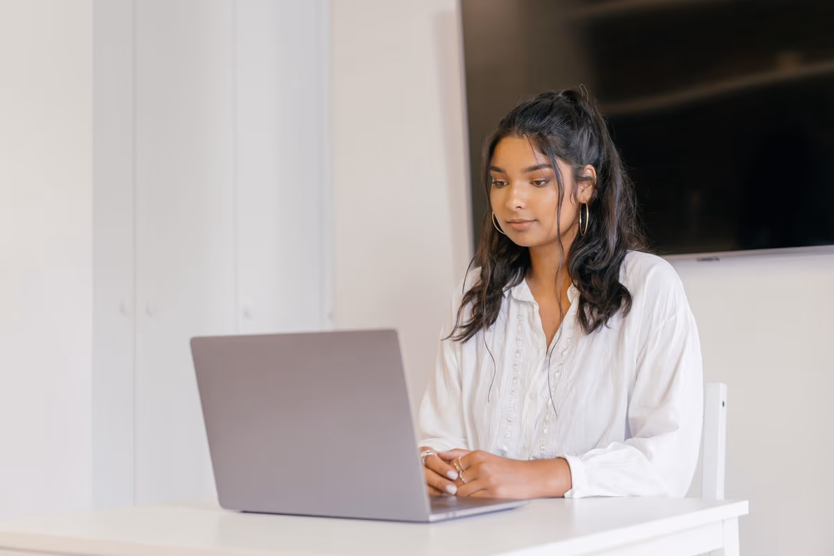 Une jeune femme concentrée passe l'examen du code sur ordinateur