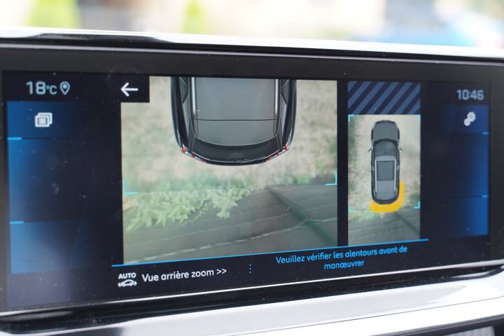 Écran de bord affichant la vue de la caméra de recul et l'aide au stationnement