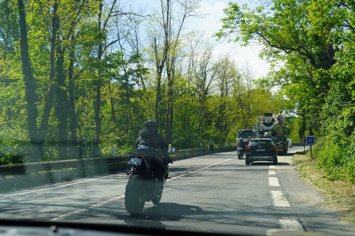 Sur une route de campagne, un motard roule juste devant nous