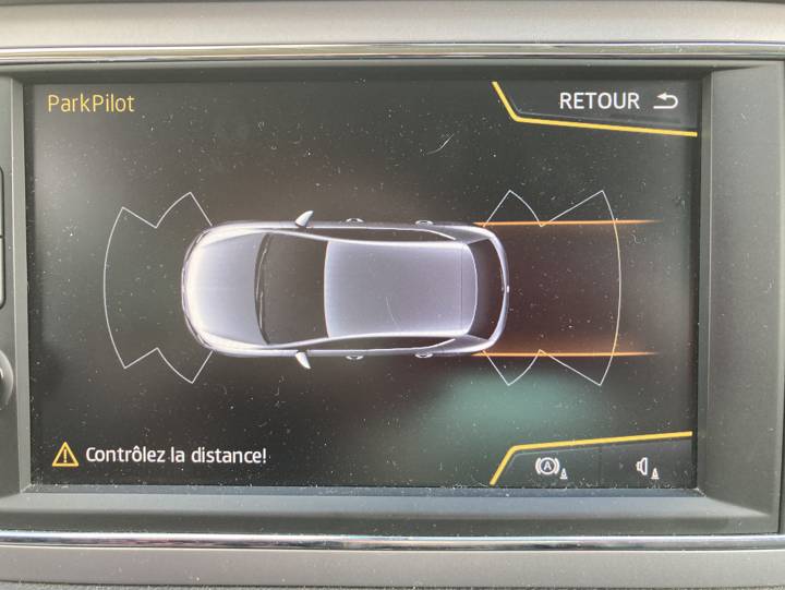 Écran ParkPilot du radar de recul, vue de dessus du véhicule et zones de détection