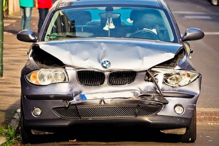 Voiture grise accidentée, l'avant fortement enfoncé après un choc