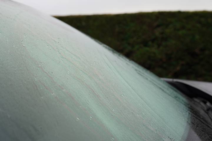 Pare-brise embué vu de l'intérieur, la condensation réduit fortement la visibilité