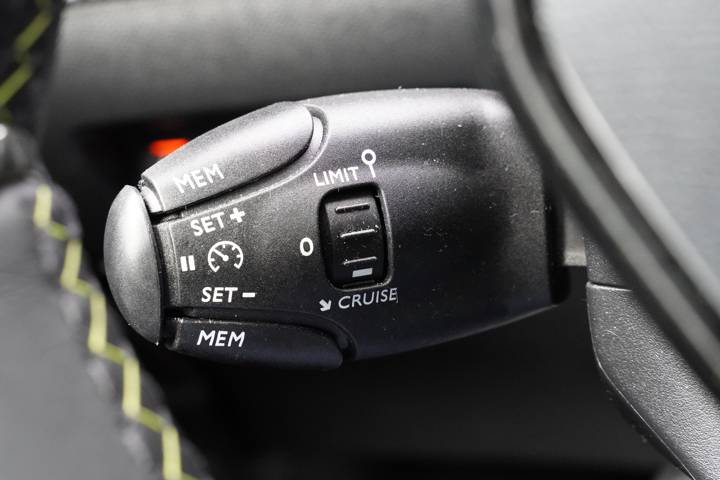 Gros plan sur la commande de régulateur et limiteur de vitesse au volant