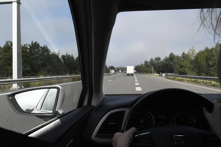 Vue conducteur sur voie rapide, un camion et une voiture circulent devant