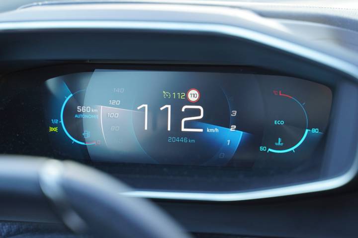 Tableau de bord numérique affichant 112 km/h avec un indicateur ECO