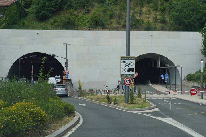 Entrées de tunnel avec panneau de limitation à 50 km/h et contrôle des distances de sécurité