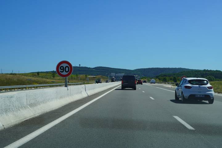 Véhicules circulant sur une voie rapide en zone de montagne, limitation à 90 km/h