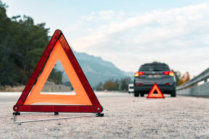 Scène d'accident de la route nécessitant une intervention de premiers secours