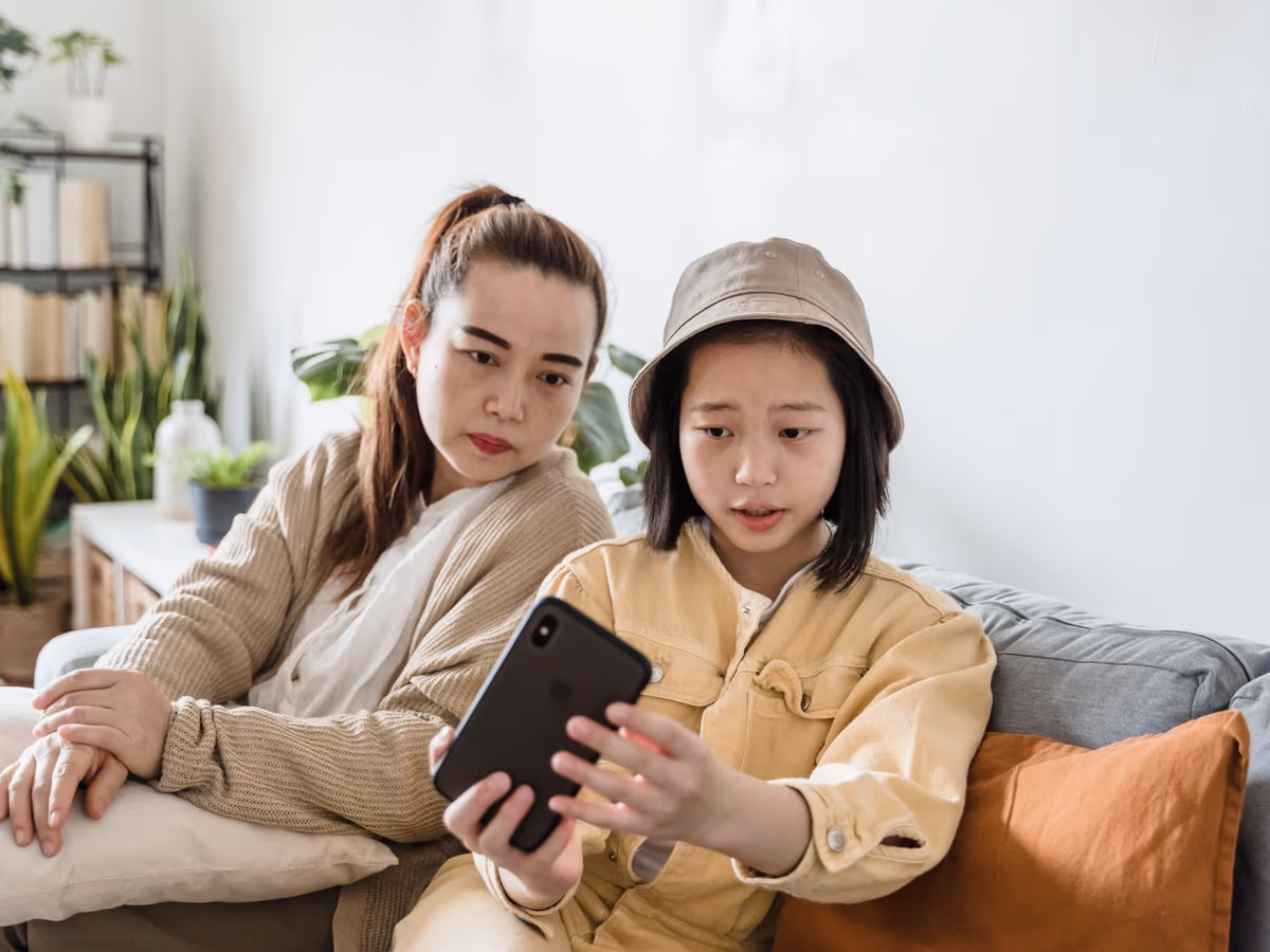 Un parent et son enfant suivent la progression ensemble sur un téléphone