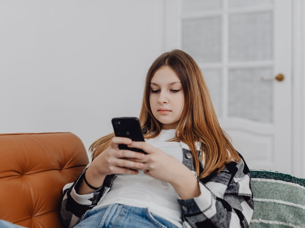 Un jeune révise gratuitement le code de la route sur son smartphone