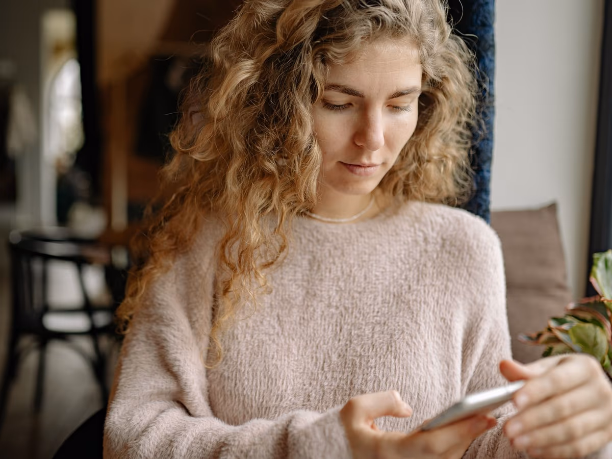 Une personne s'inscrit à l'examen du code depuis son téléphone