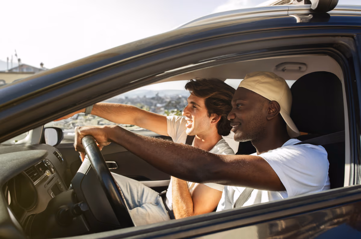 Deux amis complices en voiture, parraine tes proches