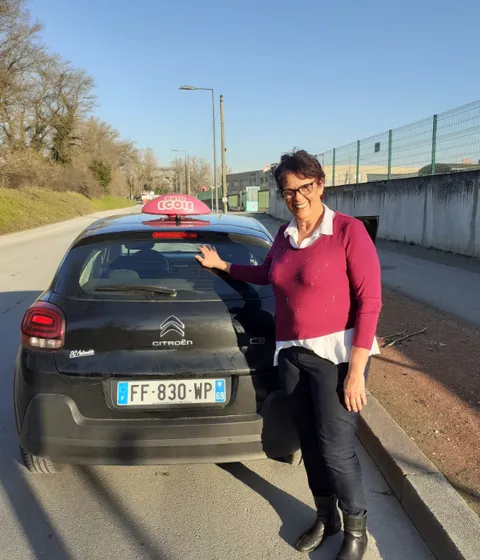 Zuhra, moniteur diplômé d'État à Soucieu-en-Jarrest